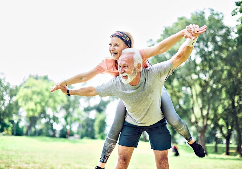 Senioren-Ehepaar macht gemeinsam Sport