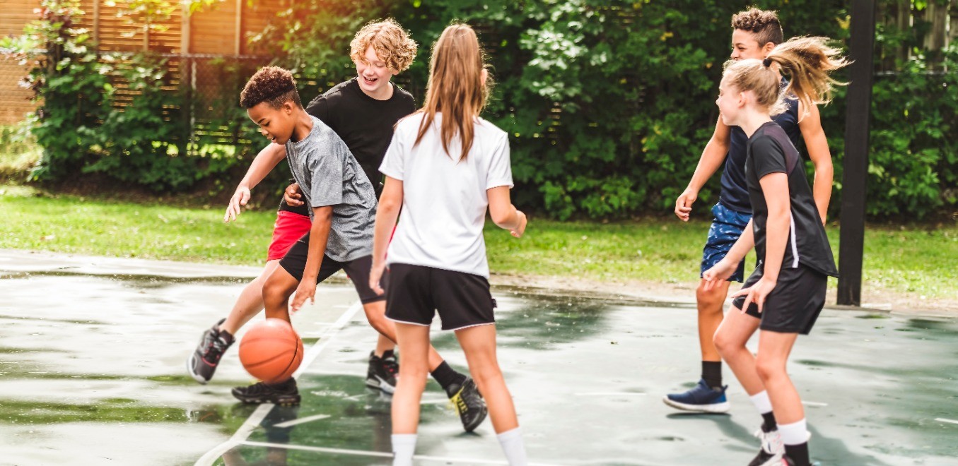 Kinder und Jugendliche haben Spaß beim Basketballspiel